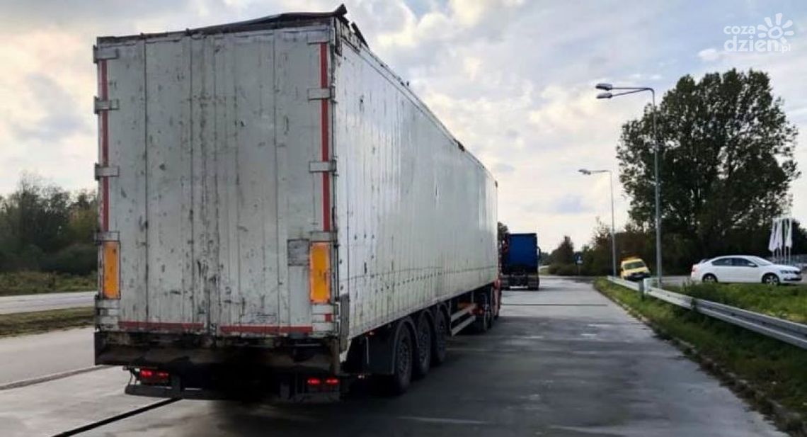 Niezarejestrowaną naczepą przewoził złom