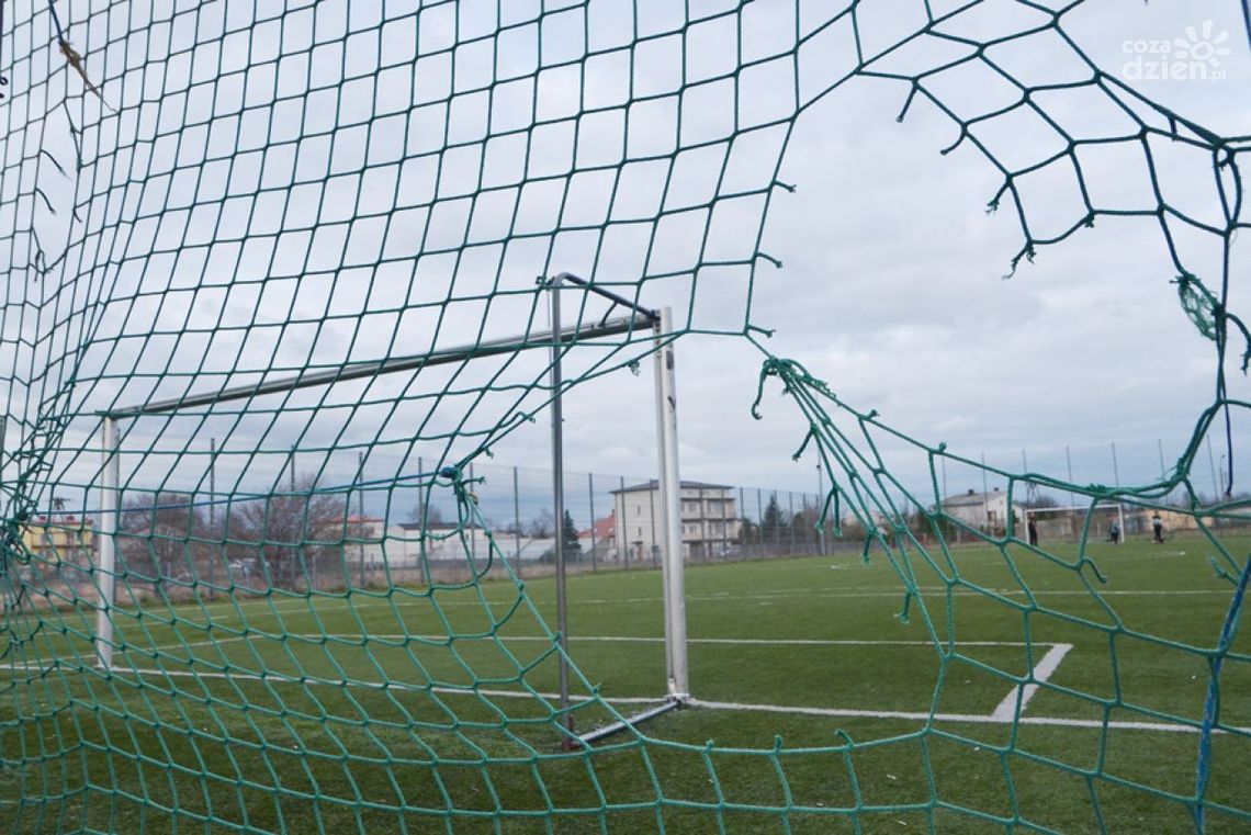 Niszczą nowe boiska przy szkołach Niszczą nowe boiska przy szkołach