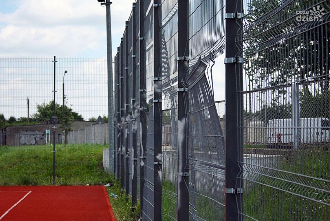 Niszczone przyszkolne boiska