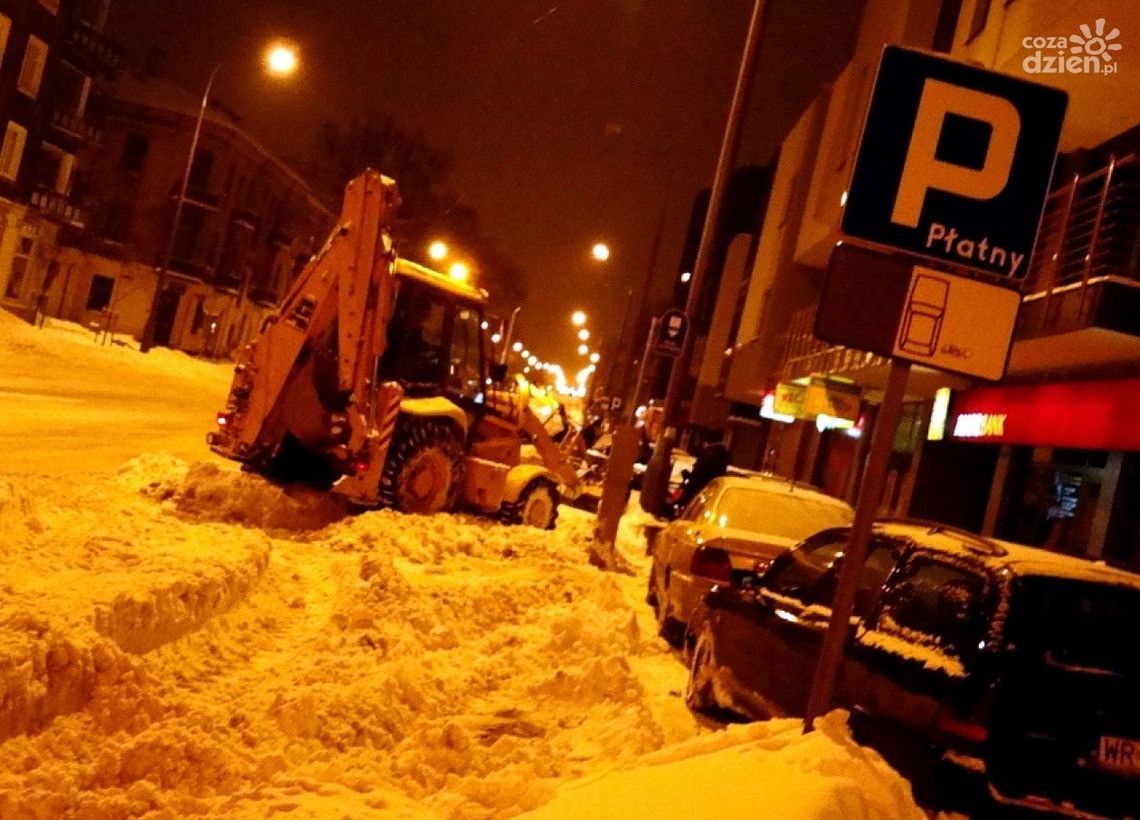 Nocą będą usuwać śnieg ze strefy oraz wiaduktów Nocą będą usuwać śnieg ze strefy oraz wiaduktów