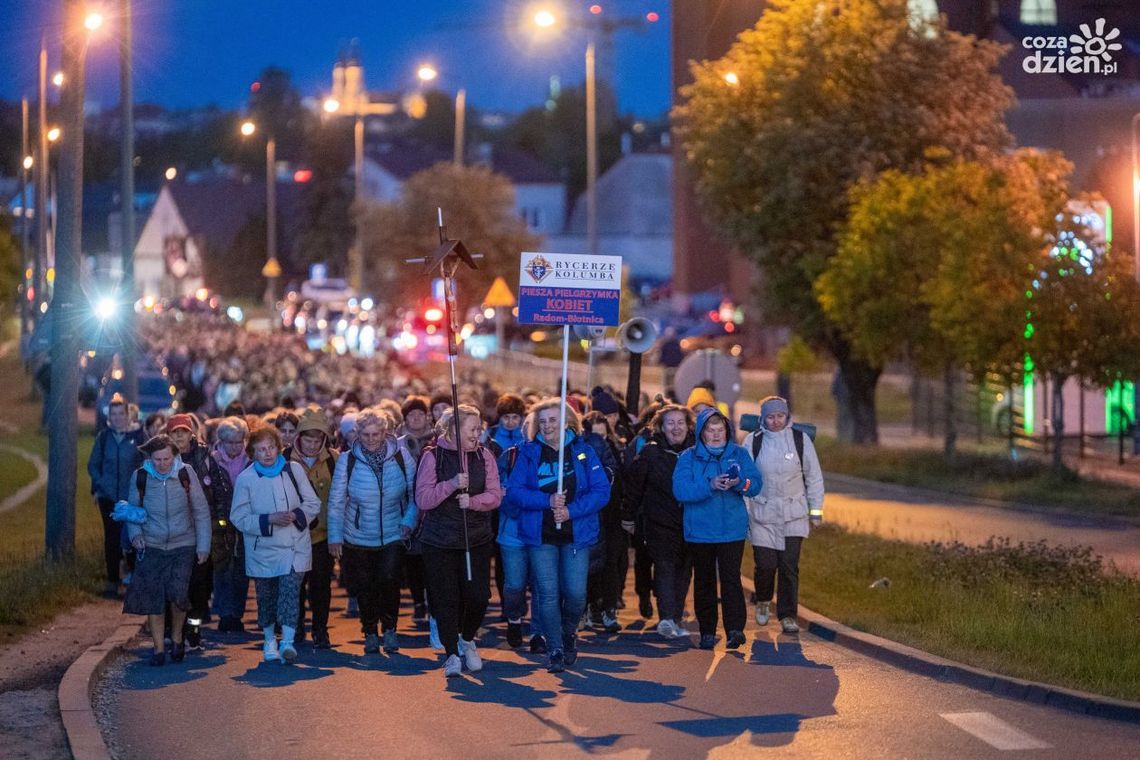 Nocna Pielgrzymka Kobiet do sanktuarium w Błotnicy Nocna Pielgrzymka Kobiet do sanktuarium w Błotnicy