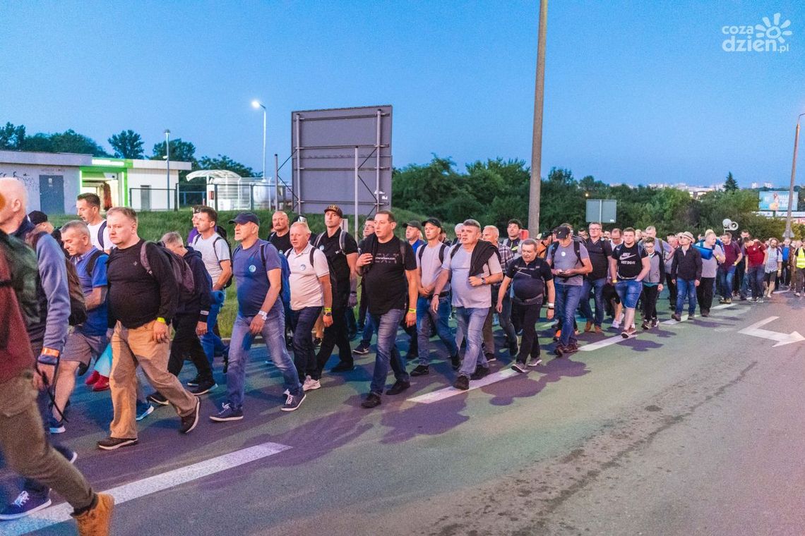 Nocna pielgrzymka mężczyzn do Starej Błotnicy