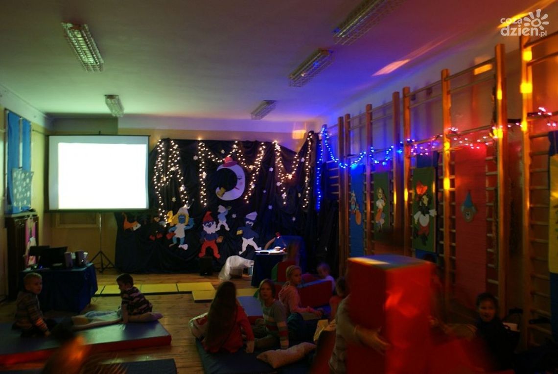 Nocne czytanie bajek Nocne czytanie bajek