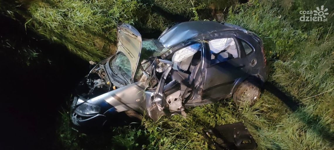 Nocne dachowanie samochodu