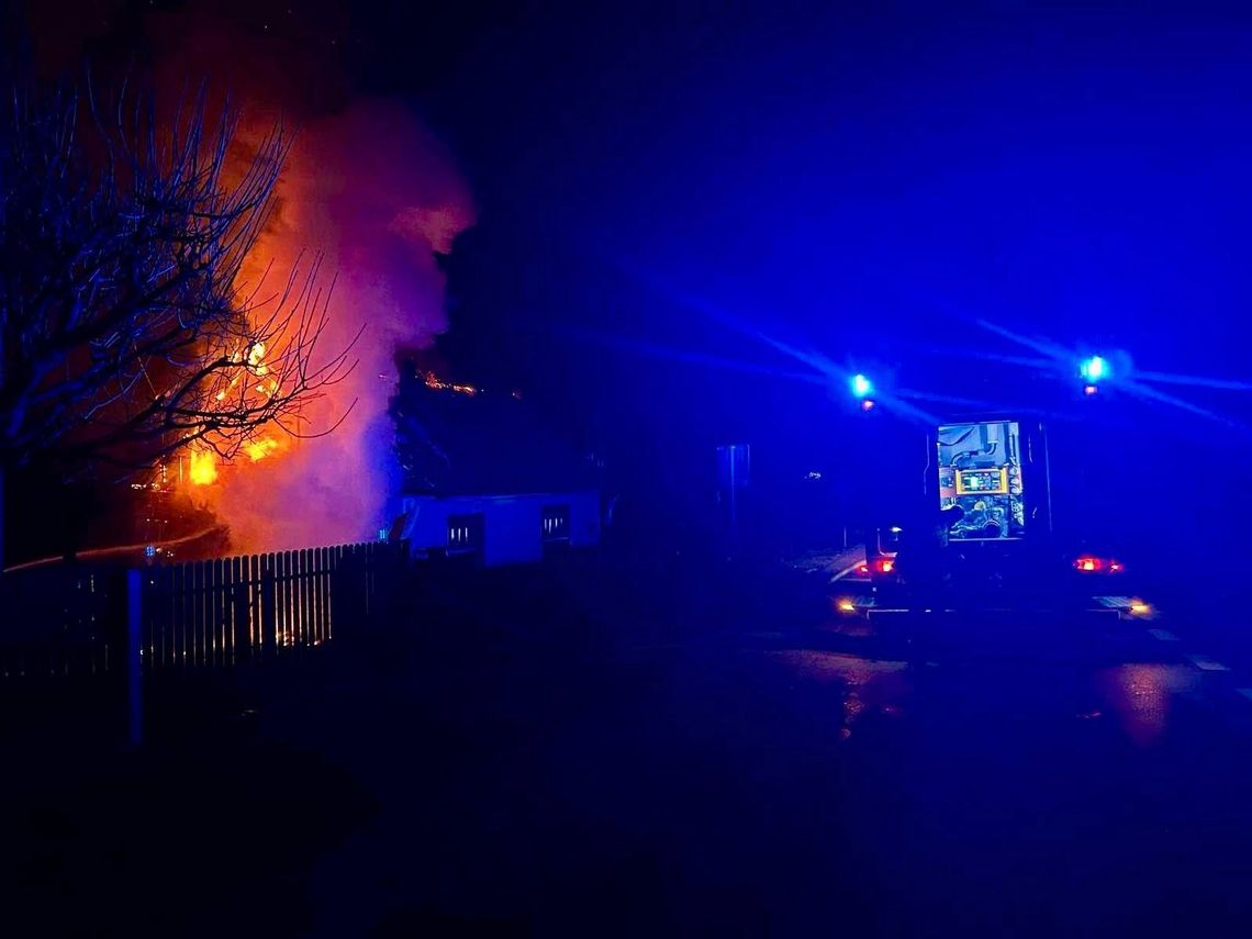 Nocny pożar domu. Z ogniem walczyło pięć zastępów straży Nocny pożar domu. Z ogniem walczyło pięć zastępów straży