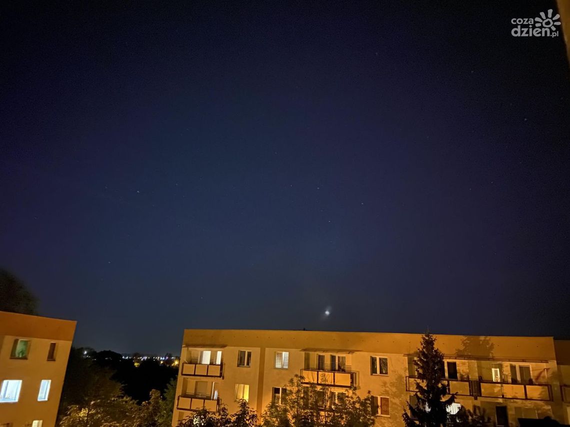 Nocny spektakl. Zorza i jasny przelot satelity nad Polską Nocny spektakl. Zorza i jasny przelot satelity nad Polską