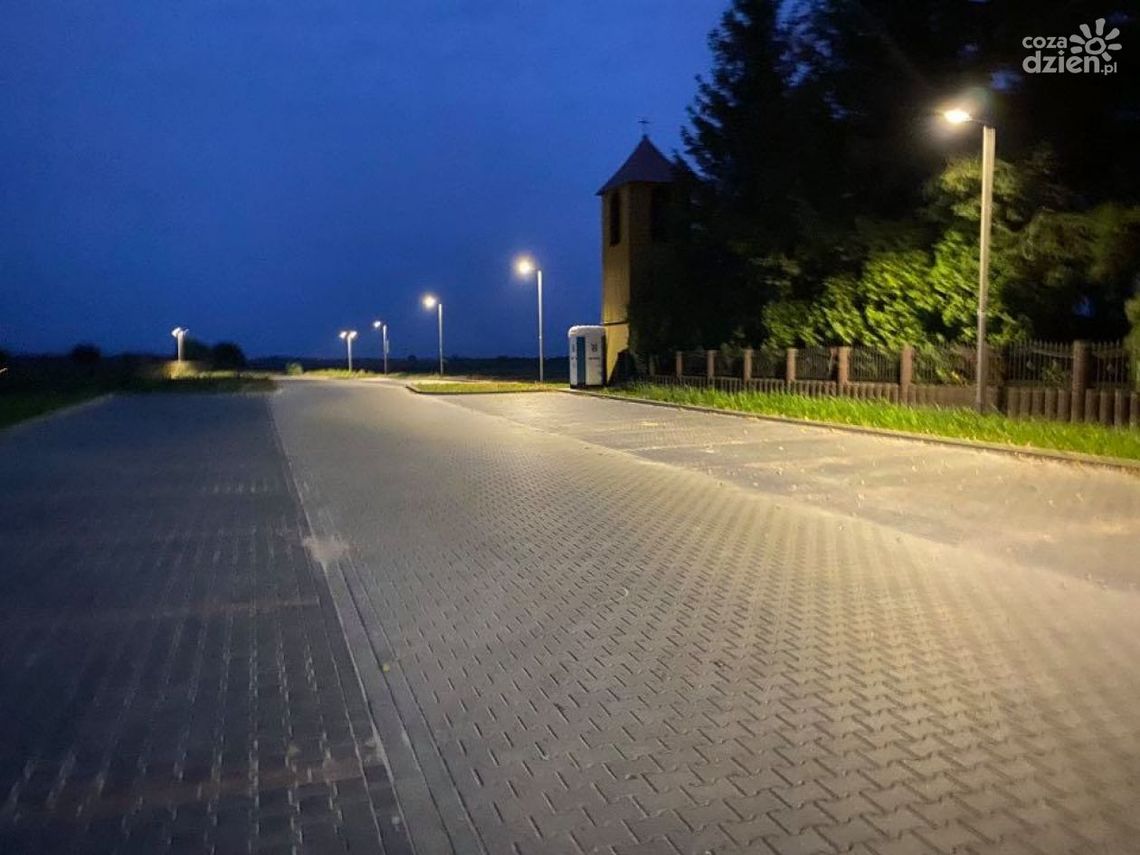 Nowa droga oraz parking przy cmentarzu w Pasztowej Woli