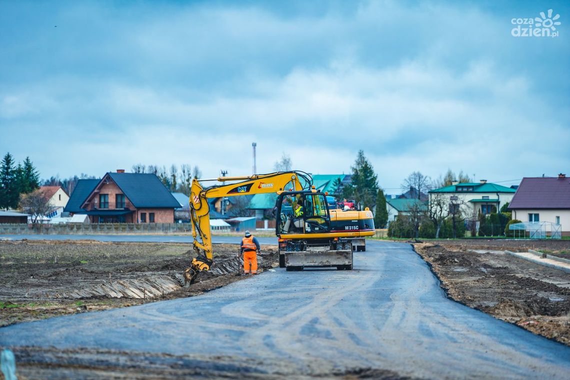 Nowa droga w rejonie pasa startowego w drugiej połowie roku 