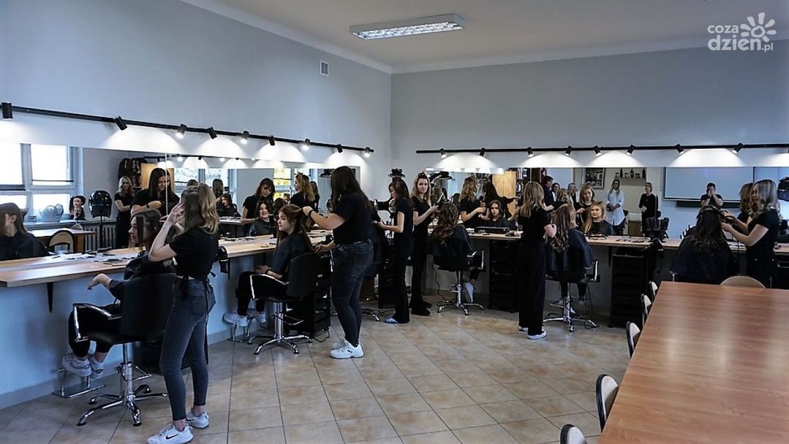 Nowa pracownia fryzjerska w szydłowieckiej szkole