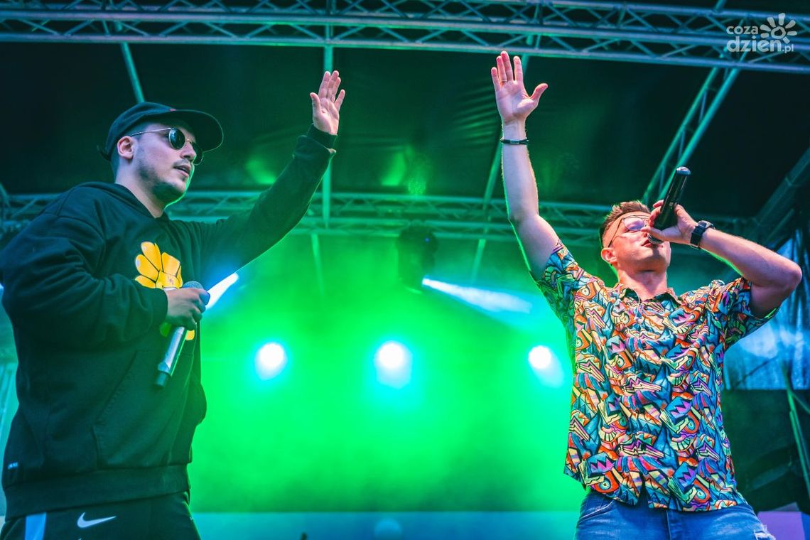 Nowa propozycja muzyczna grupy Playboys i Miłego Pana. To utwór "Ideały" 