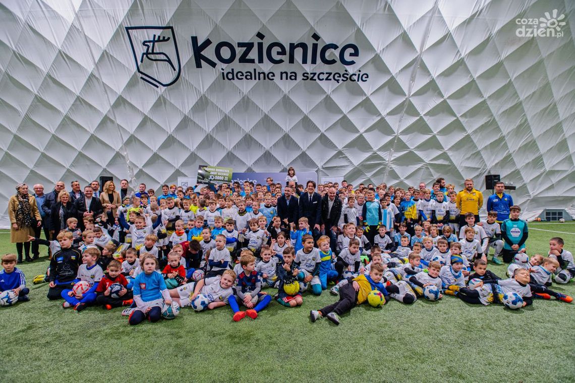 Nowe boisko pod balonem w Kozienicach otwarte