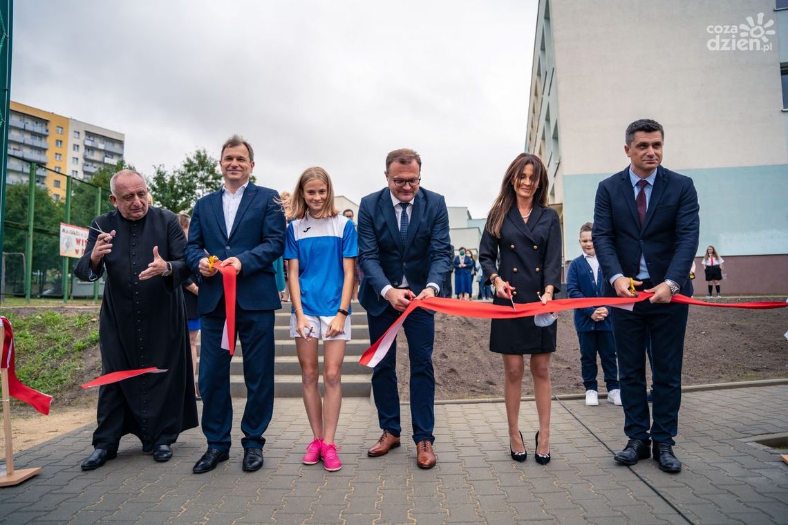 Nowe boisko przy PSP nr 17 Nowe boisko przy PSP nr 17