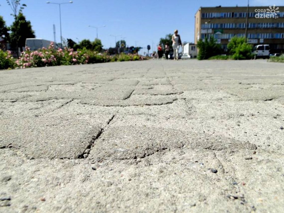 Nowe chodniki z kostki już się sypią!