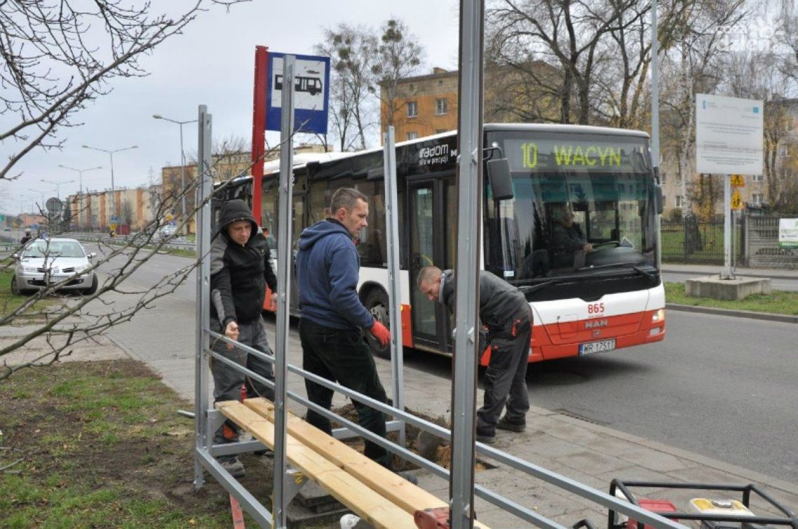 Nowe wiaty przystankowe