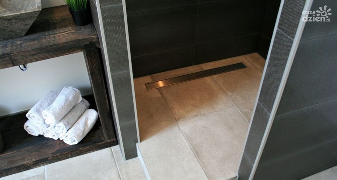 Nowoczesna łazienka: odpływ liniowy ścienny czy podłogowy?