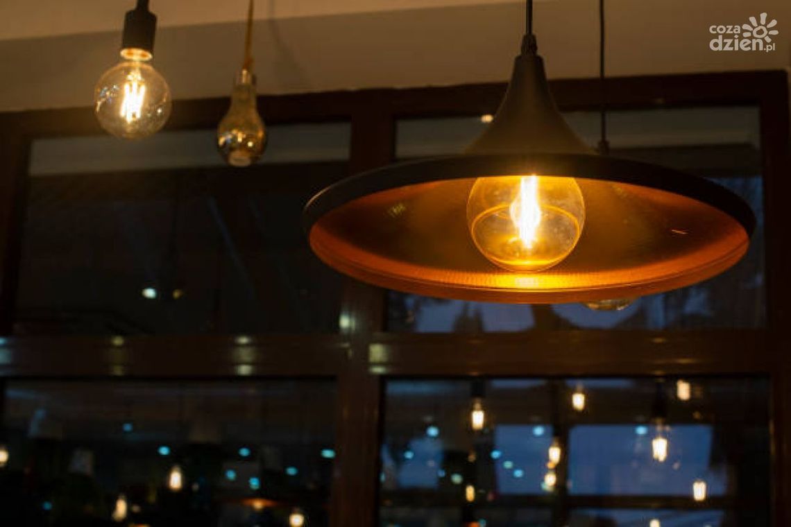Nowoczesne lampy sufitowe — w jakich wnętrzach się sprawdzą?