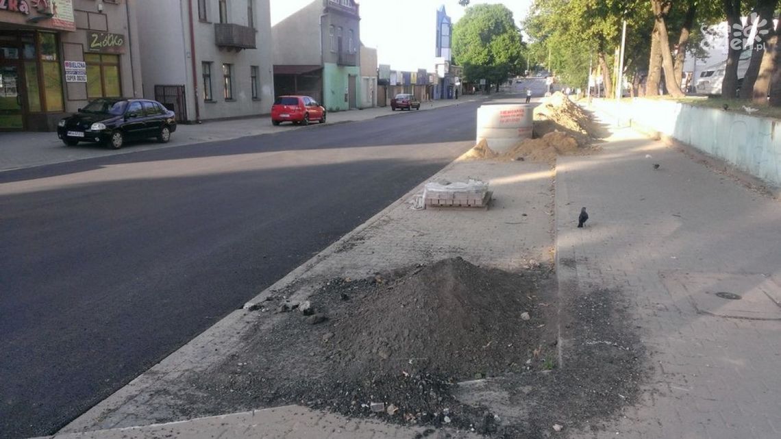 Nowy asfalt na Struga i bałagan wokół jezdni. Nowy asfalt na Struga i bałagan wokół jezdni.