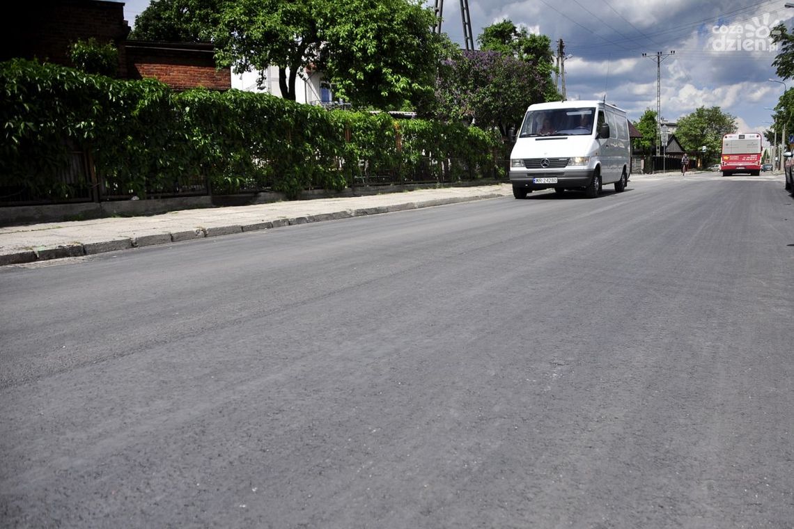 Nowy asfalt na ulicy Długojowskiej