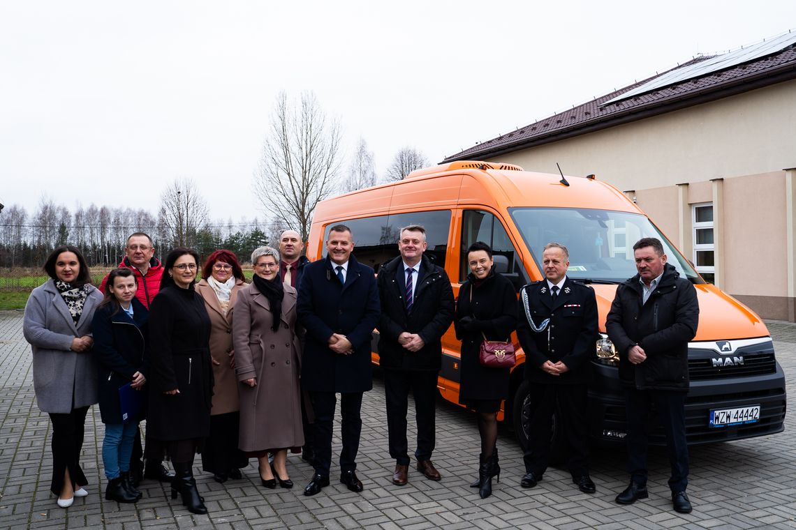 Nowy autobus dla uczniów i sprzęt dla OSP. Ważne wsparcie dla gminy Przyłęk