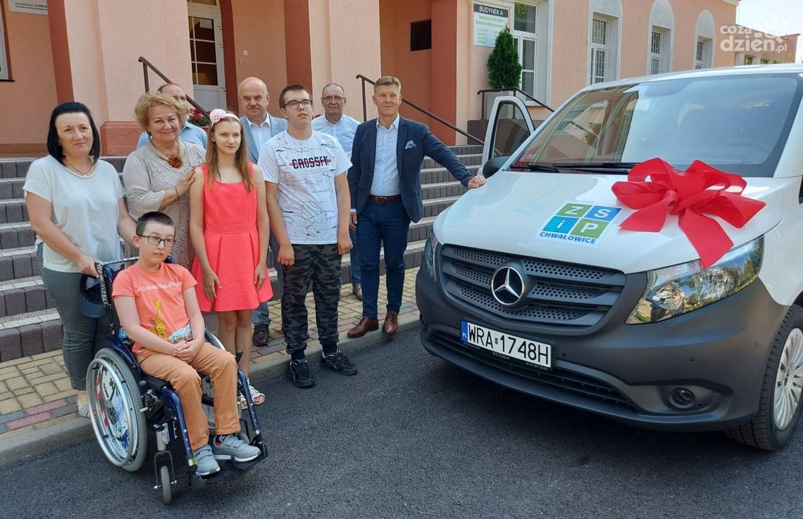 Nowy bus dla szkoły w Chwałowicach