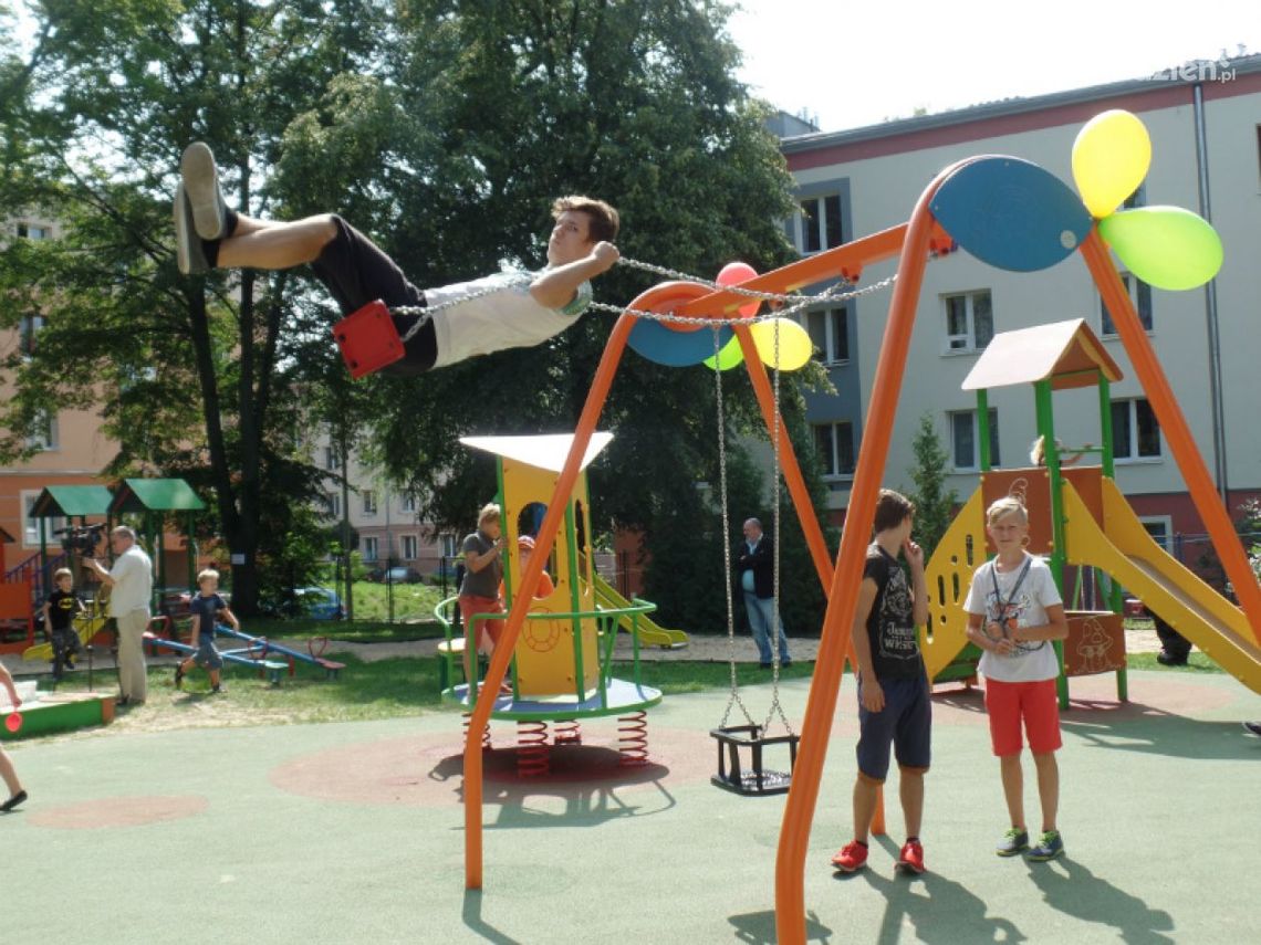 Nowy plac zabaw i boisko