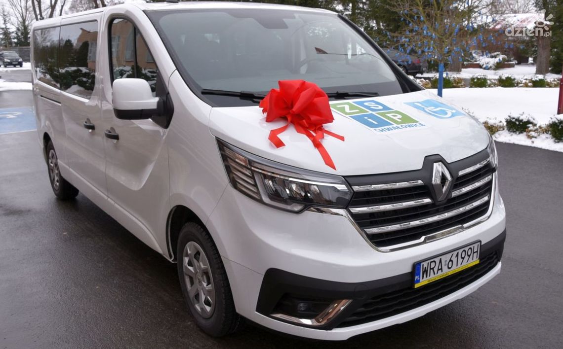 Nowy samochód dla szkoły w Chwałowicach Nowy samochód dla szkoły w Chwałowicach