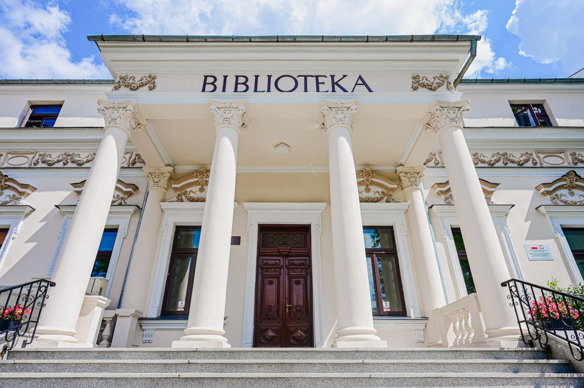 Nowy sposób na relaks? „Reading Party” w ogrodzie radomskiej biblioteki