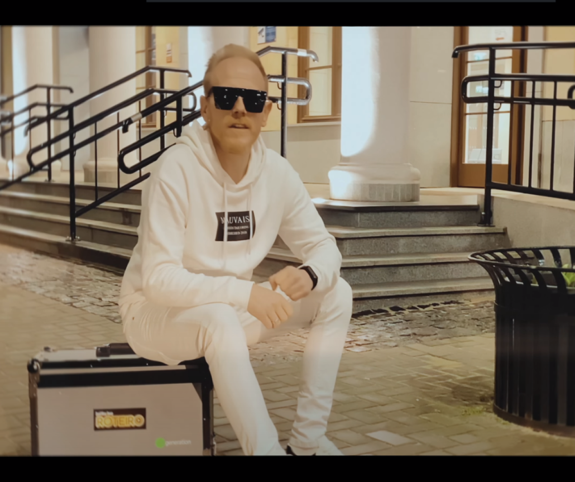 Nowy utwór Macieja Roteiro. O czym opowiada "Bon Voyage"?