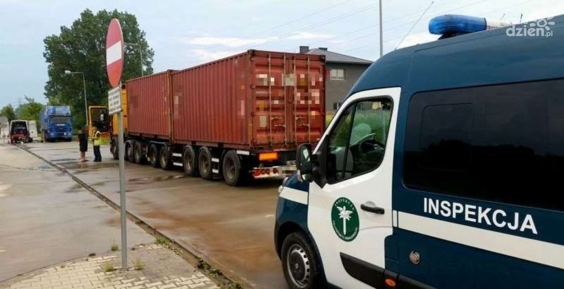 O 22 tony za dużo. Ciężarówka niszczyła asfalt