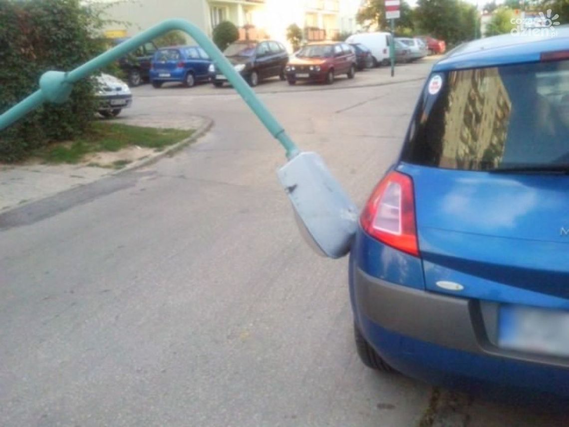 O krok od tragedii. Latarnia spadła na samochód!