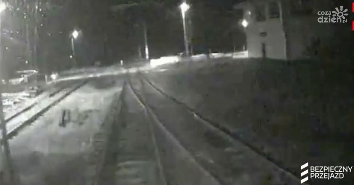O włos od dramatu! Wjechał na przejazd [WIDEO]