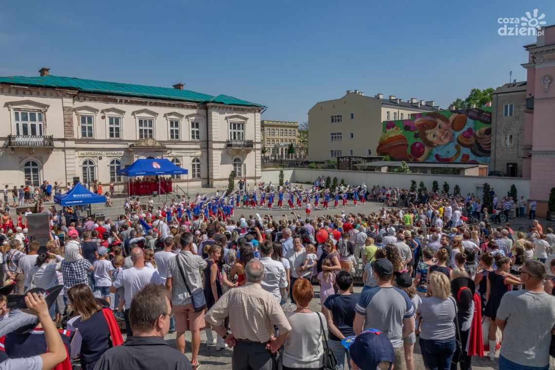 Obchody majowe inne niż zwykle. W piątek akcja Light The Sky