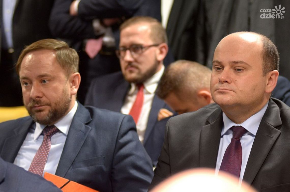 OBEJRZYJCIE GORĄCĄ SESJĘ W SPR. LOTNISKA