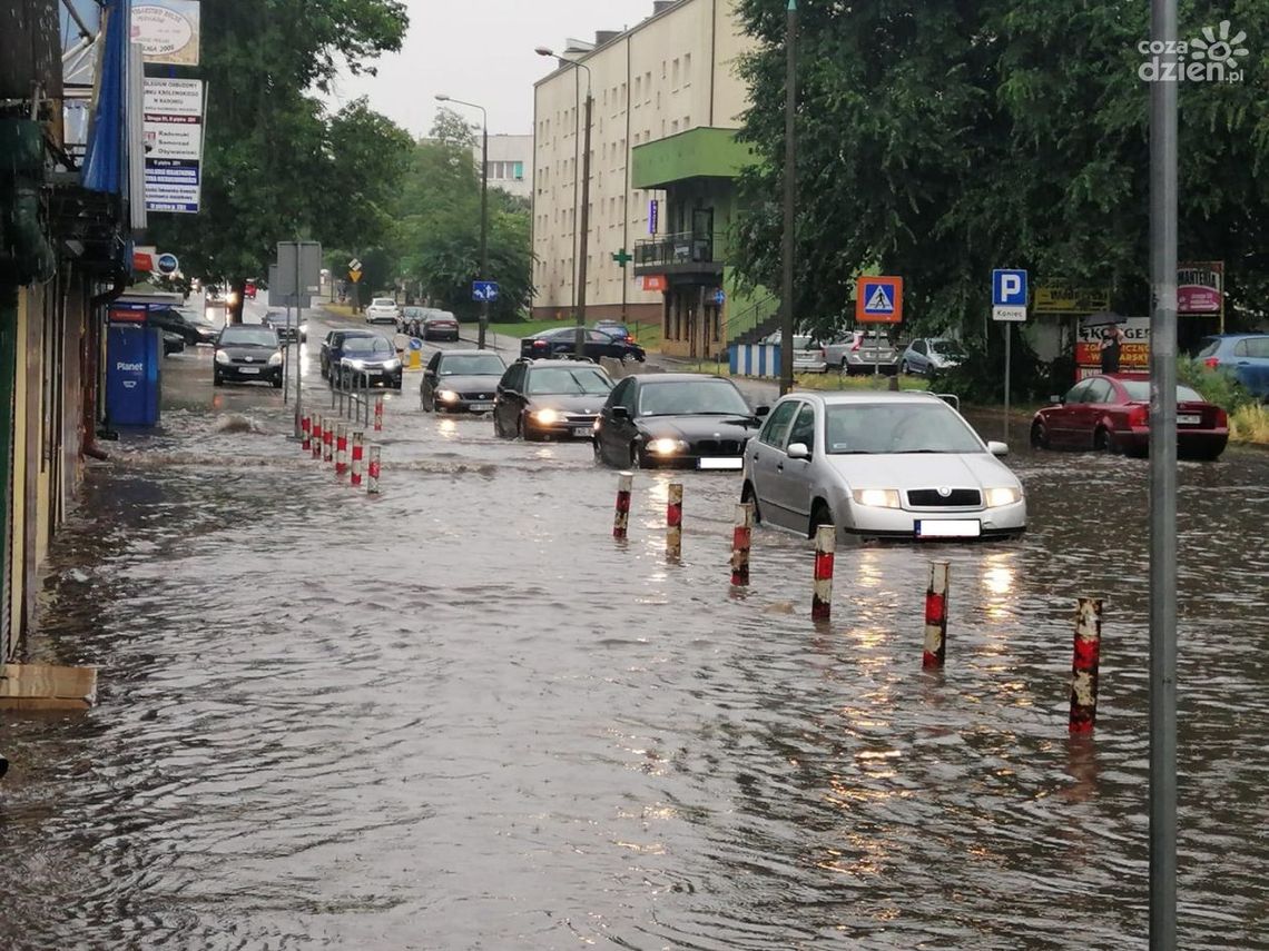 Oberwanie chmury. Strażacy mają pełne ręce roboty [ZDJĘCIA]