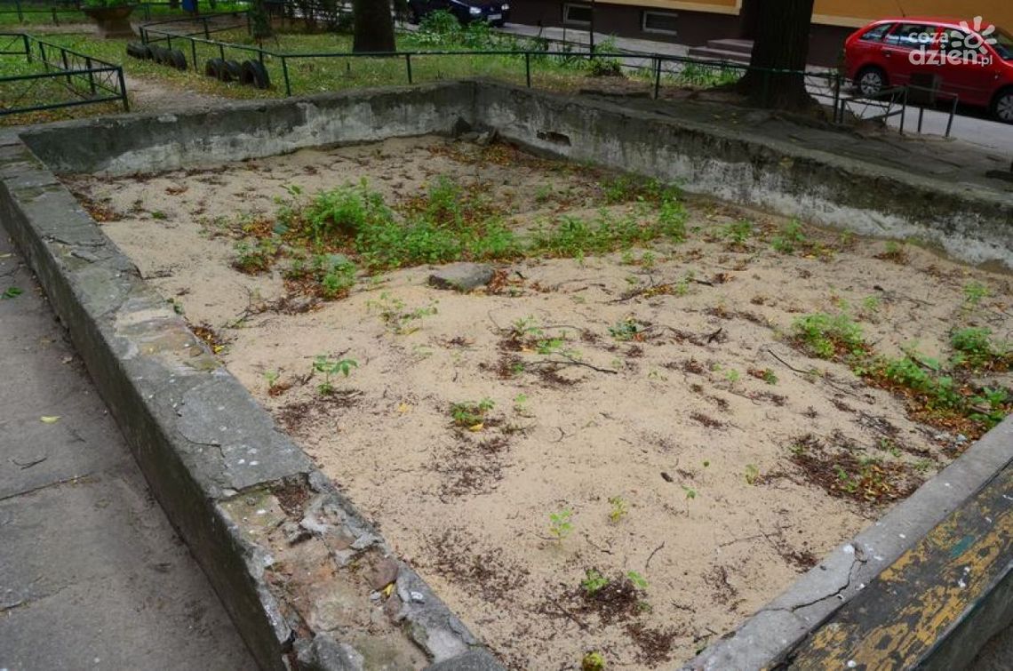 Obozisko popada w ruinę Obozisko popada w ruinę