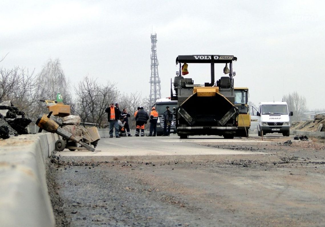 Obwodnica południowa - drogowcy układają asfalt Obwodnica południowa - drogowcy układają asfalt