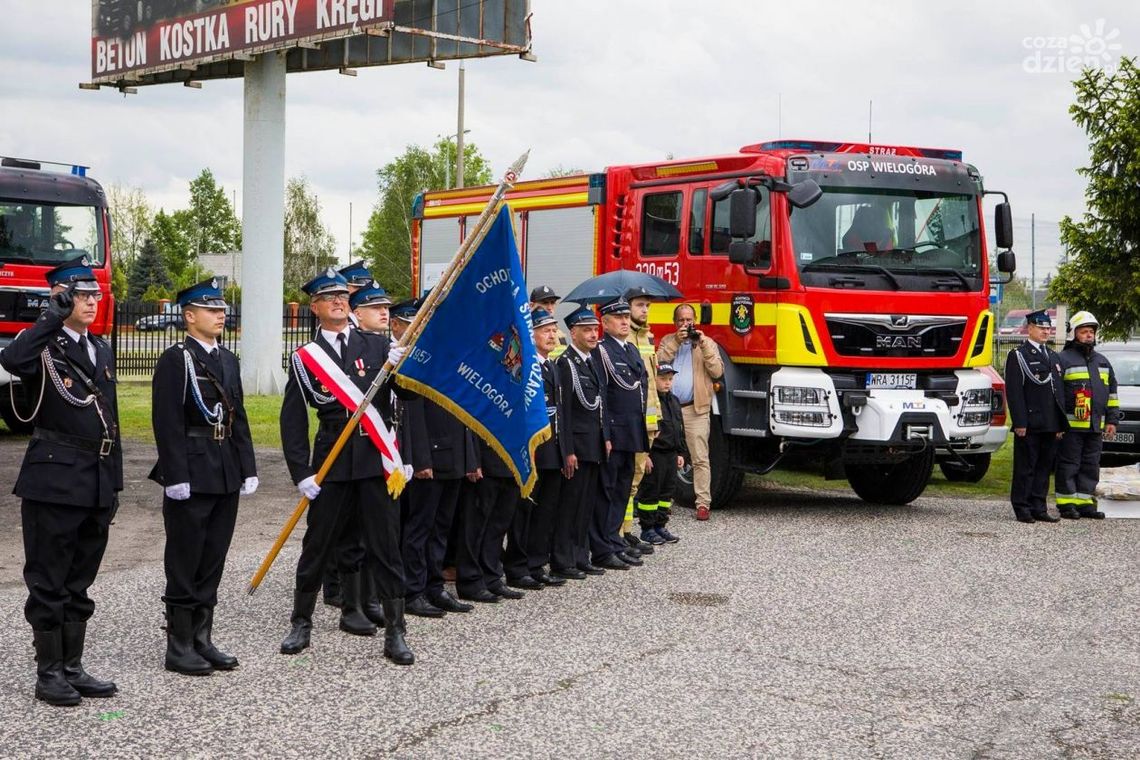 Ochotnicza Straż Pożarna w Wielogórze odebrała nowy samochód