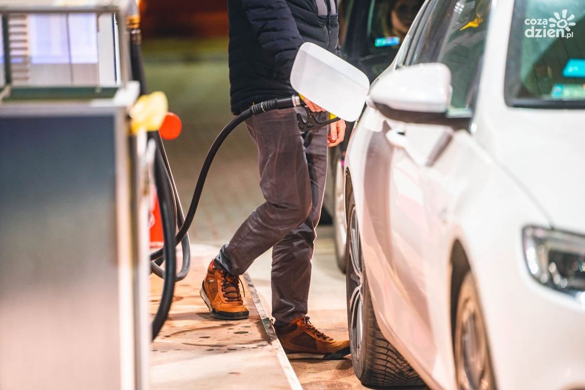 Od 1 stycznia tankujemy E10. Sprawdź, czy twój pojazd jest gotowy Od 1 stycznia tankujemy E10. Sprawdź, czy twój pojazd jest gotowy