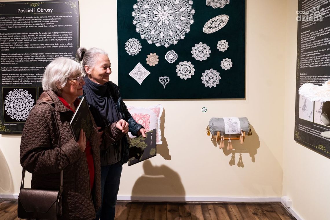 Od adamaszku do żakardu w skansenie