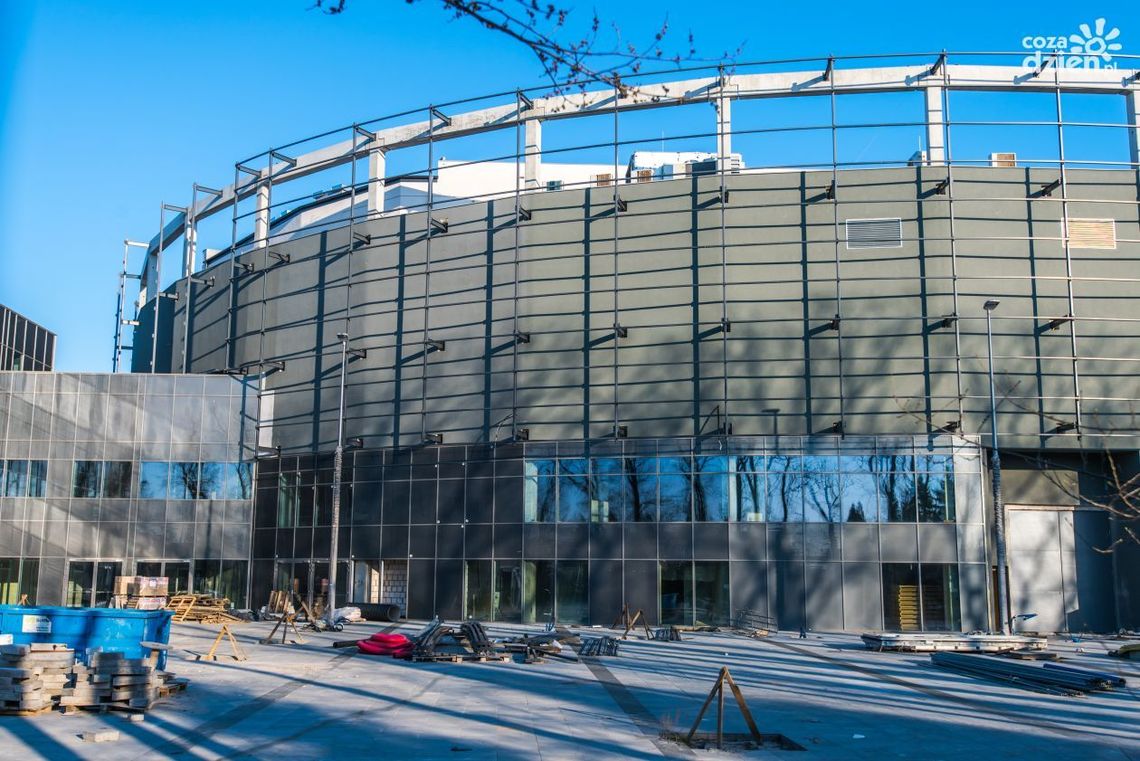 Od połowy maja będą kończyć stadion piłkarski
