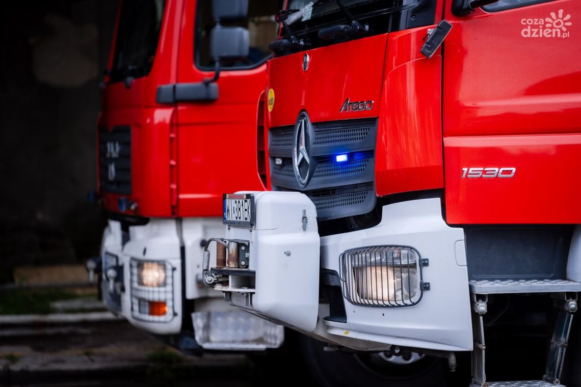 Oderwał się kawałek elewacji przy ul. Reja