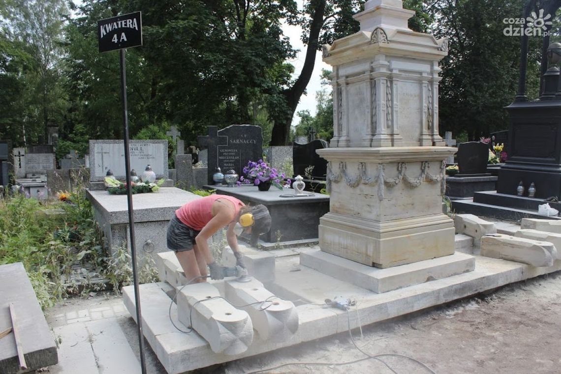 Odrestaurowują kolejne nagrobki