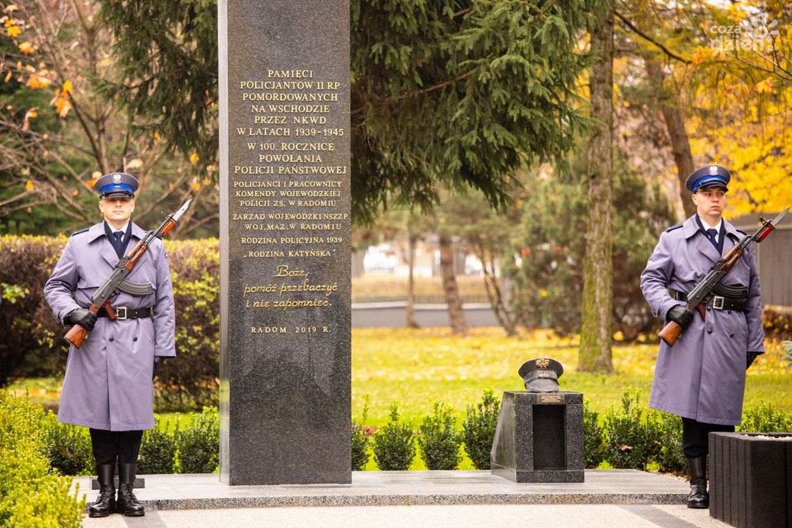 Odsłonięto pomnik ku czci pomordowanych policjantów Odsłonięto pomnik ku czci pomordowanych policjantów