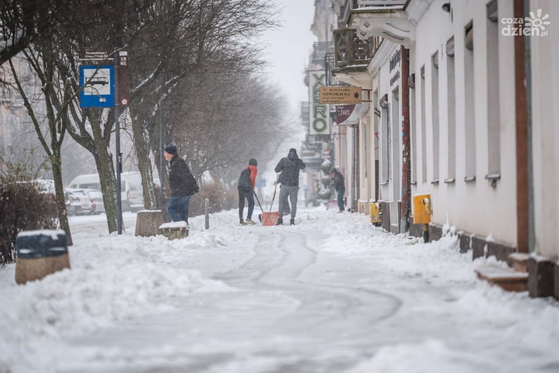 Odśnieżanie chodników i dachów to obowiązek właścicieli posesji Odśnieżanie chodników i dachów to obowiązek właścicieli posesji