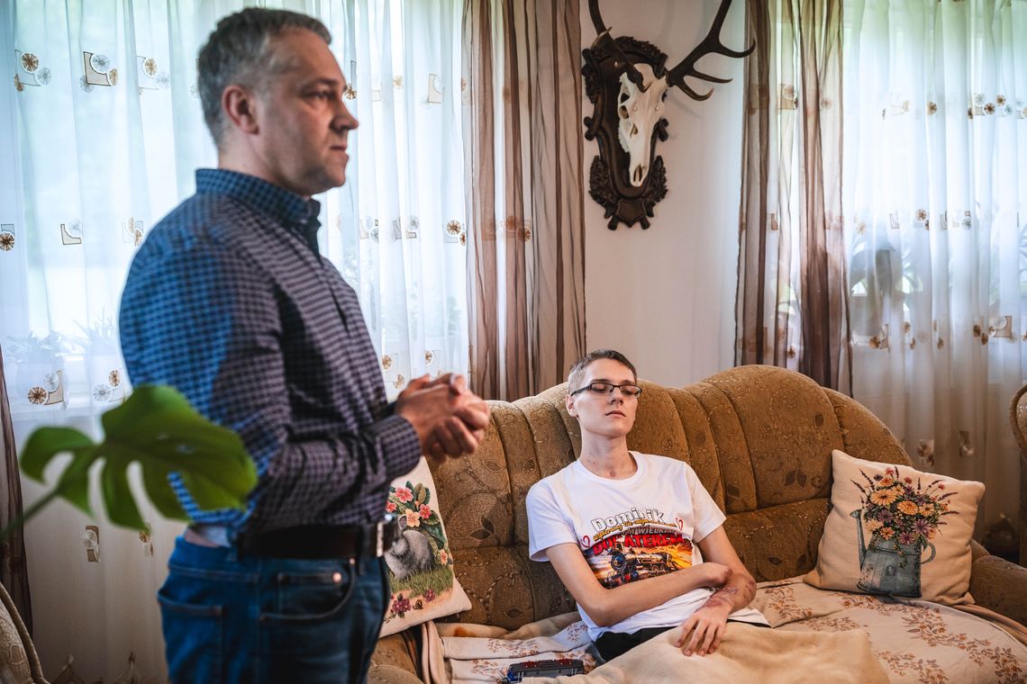 Odwiedziliśmy Dominika Hołuja. Chłopca, który w wypadku kolejowym stracił dłoń i obie nogi Odwiedziliśmy Dominika Hołuja. Chłopca, który w wypadku kolejowym stracił dłoń i obie nogi
