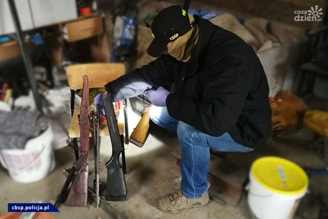 Ogromna akcja CBŚP. Rozbito grupę handlarzy bronią Ogromna akcja CBŚP. Rozbito grupę handlarzy bronią