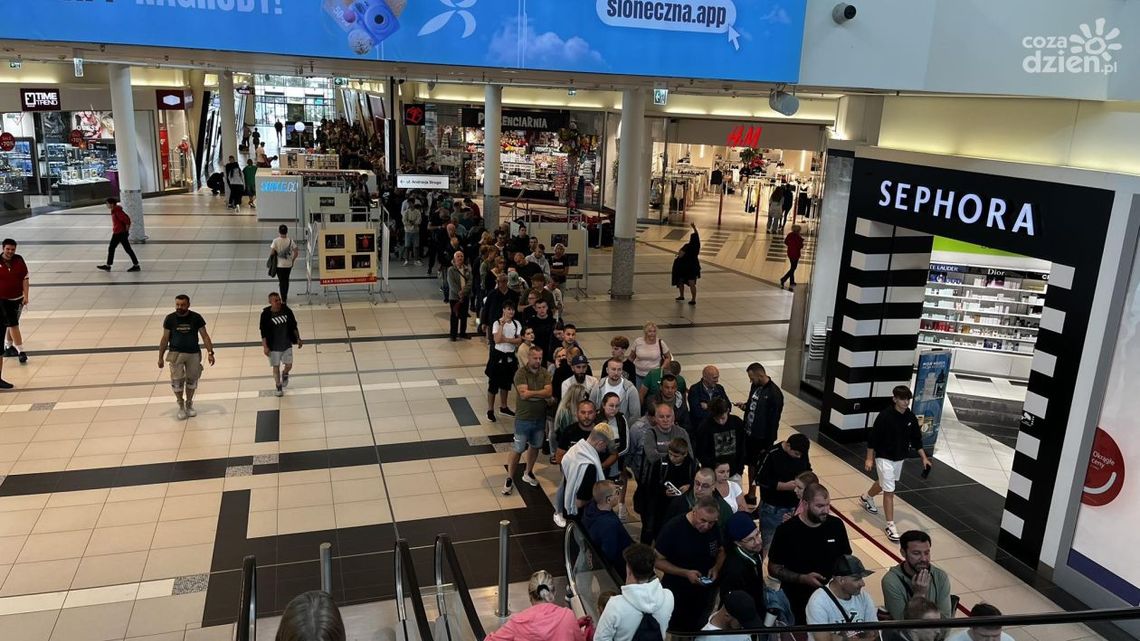 Ogromna kolejka po bilety na mecz Radomiaka z Cracovią! Ogromna kolejka po bilety na mecz Radomiaka z Cracovią!