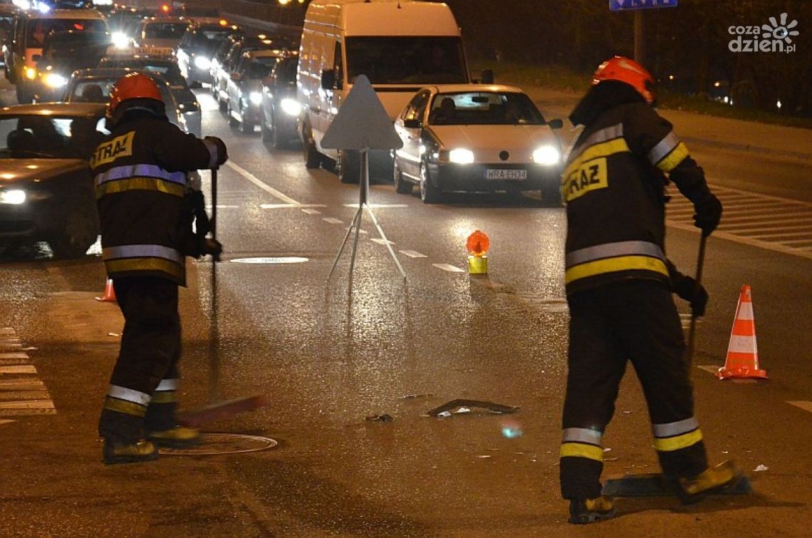 Ogromna plama paliwa na krajowej "siódemce"!