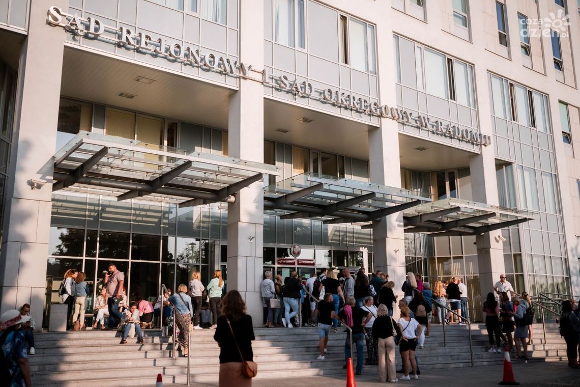 Ogromne kolejki przed sądem. Niektórzy czekają nawet dwa dni