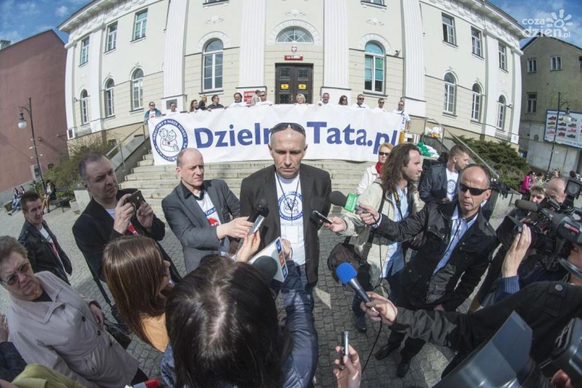 Ojciec oskarża sądy i dziennikarzy